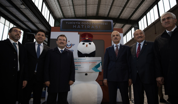 Bakan Uraloğlu, yeni sezonda ilk seferine çıkan Turistik Doğu Ekspresi'ni uğurladı