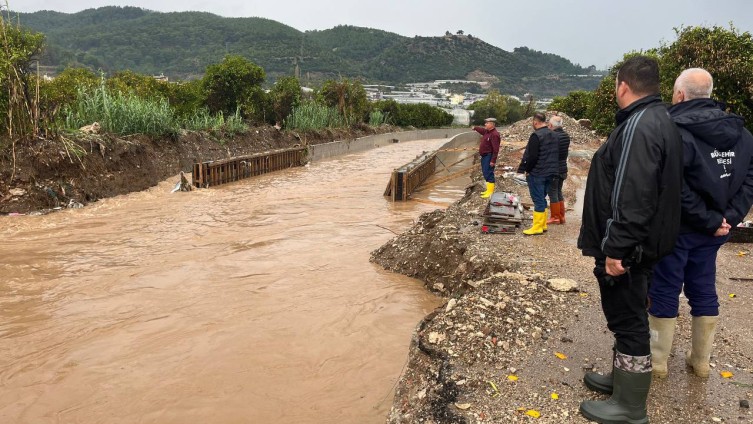 Kumluca'da sağanak: İş yerlerini ve seraları su bastı