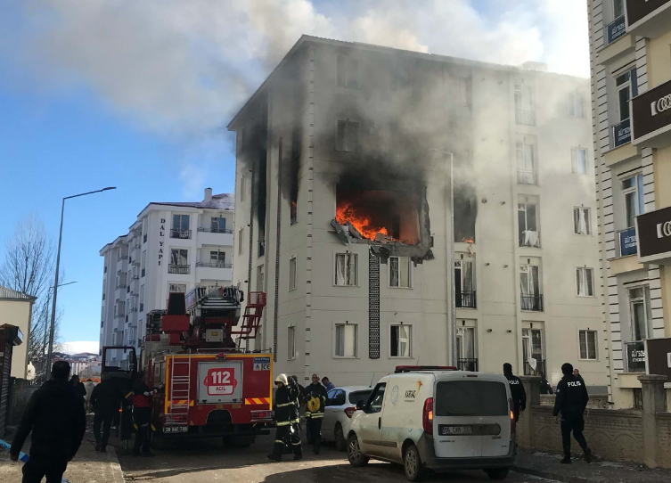 Kars'ta bir binanın 3. katında patlama