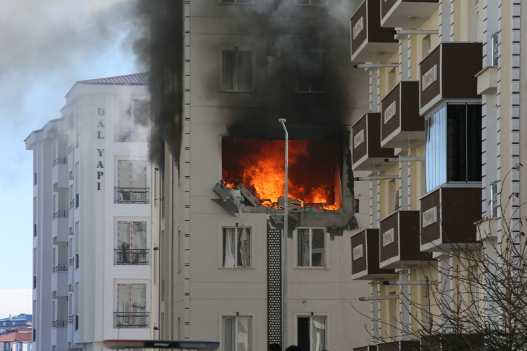 Doğal gaz patlaması olan binada 14 daire hasar gördü