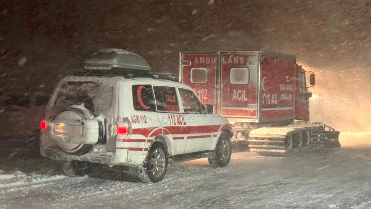 Ağrı'da iş makinesi uçuruma yuvarlandı: 4 ölü