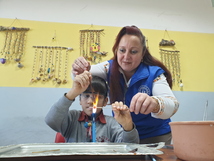 Cam sanatı ustası, açtığı kursta mesleğin inceliklerini anlatıyor