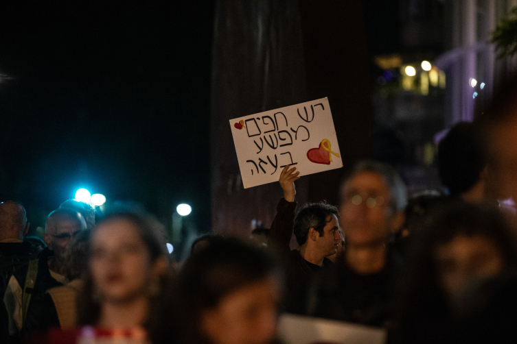 İsrail ordusunun Gazze'ye saldırılarına karşı Tel Aviv'de "barış" çağrısıyla gösteri düzenlendi