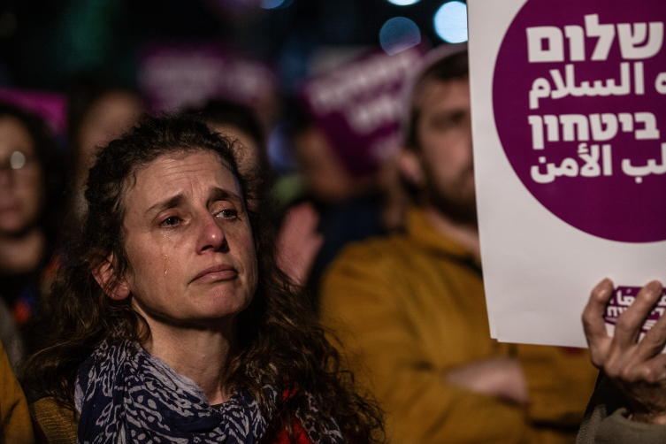 İsrail ordusunun Gazze'ye saldırılarına karşı Tel Aviv'de "barış" çağrısıyla gösteri düzenlendi