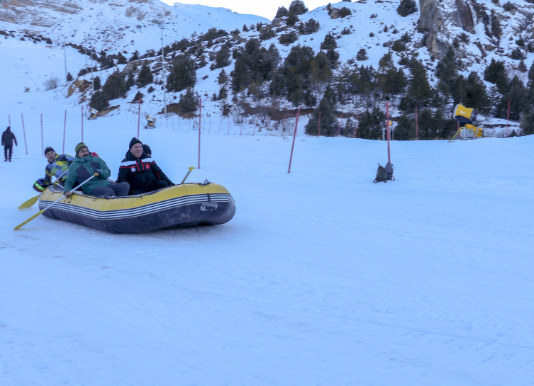 Erzincan Valisi Aydoğdu karda rafting yaptı