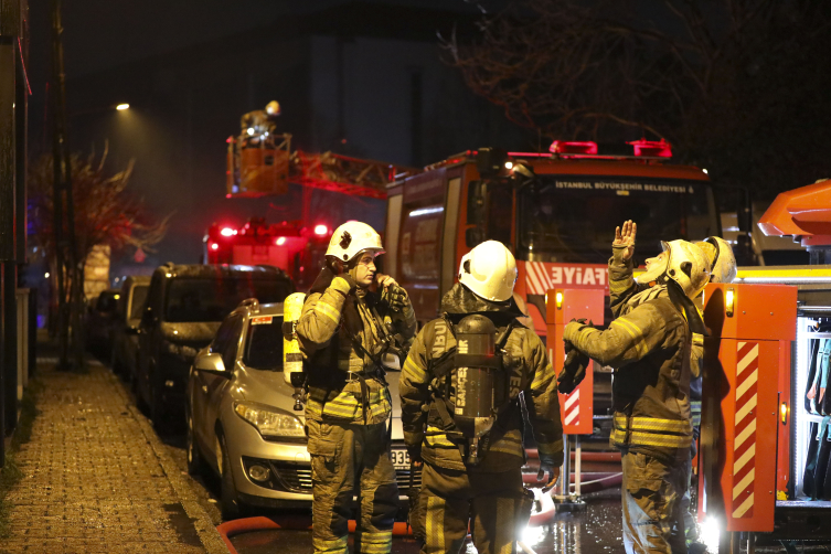 Kağıthane'de bir binanın çatısında başlayıp bitişikteki 2 binaya sıçrayan yangın söndürüldü