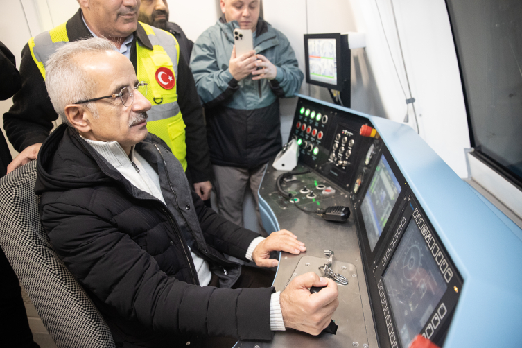Bakan Uraloğlu, İstanbul Havalimanı metro hattının Gayrettepe istasyonunda incelemelerde bulundu
