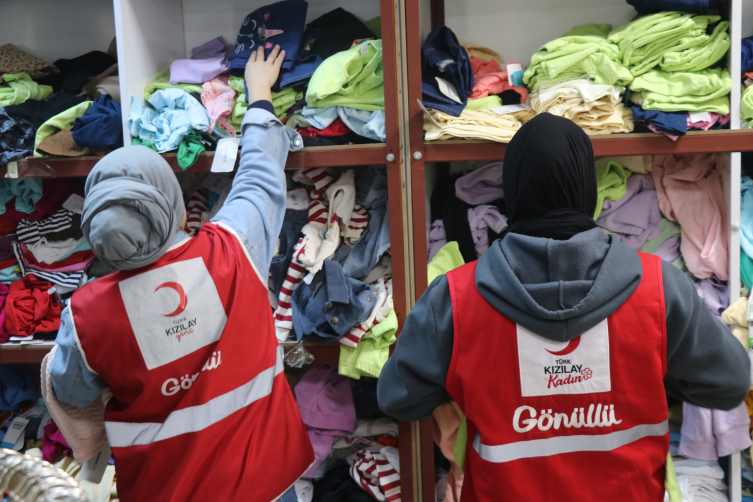 Türk Kızılay'ı depremzedelerin yaralarını sarıyor