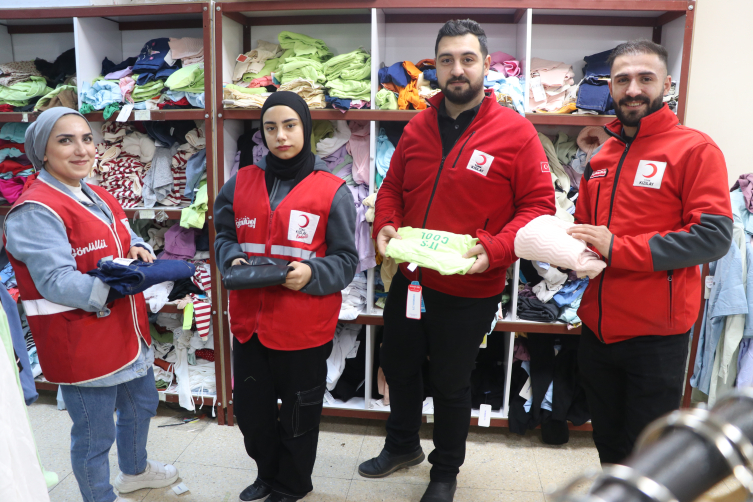 Türk Kızılay'ı depremzedelerin yaralarını sarıyor