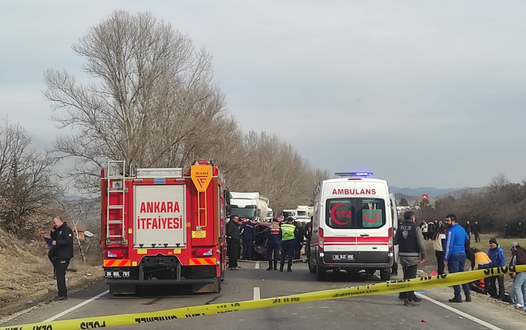 Ankara'da iki otomobil kafa kafaya çarpıştı: 3 ölü, 3 yaralı