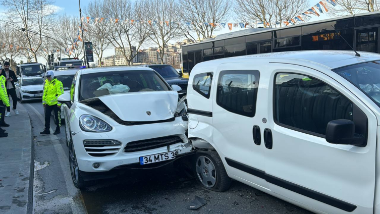 İstanbul'da zincirleme trafik kazası