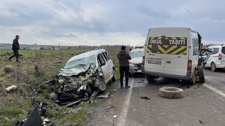 Şanlıurfa'da 3 aracın karıştığı feci kaza kamerada