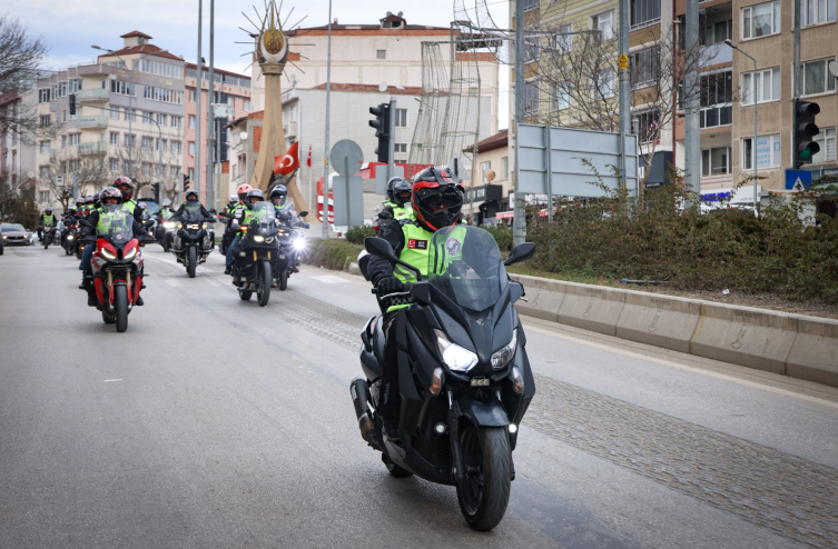 Bilecik Valisi Aygöl, Ertuğrul Gazi Türbesi'ni ziyaret için oluşturulan motosiklet konvoyuna katıldı