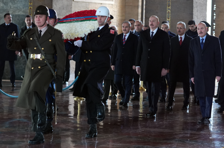 Aliyev Anıtkabir'i ziyaret etti