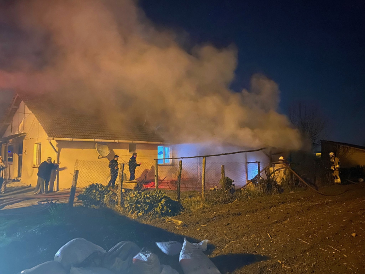 Düzce'de bir evin deposu yandı