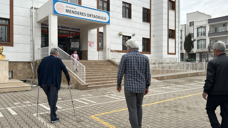 Depremde bacaklarını kaybeden okul müdürü görevine döndü