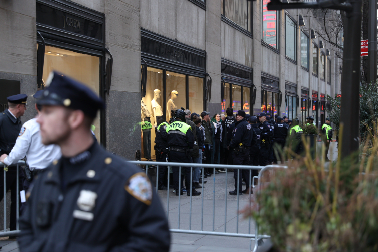 New York'ta, Biden'ı protesto eden 50'ye yakın protestocu gözaltına alındı