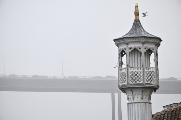 İstanbul'da yoğun sis ulaşımı olumsuz etkiliyor