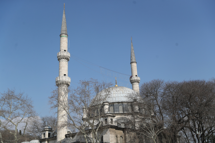 İstanbul'da mahyalar camilere asılmaya başlandı