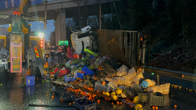 İstanbul'da özel halk otobüsü ile kamyon çarpıştı