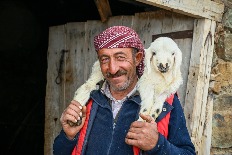 Kar altındaki Bahçesaray'da halk ramazan için erzak depoladı