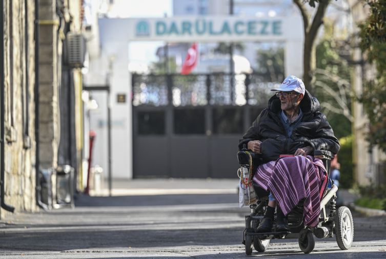 Darülaceze sakinleri kurum içinde kurulan sandıklarda oy kullanıyor