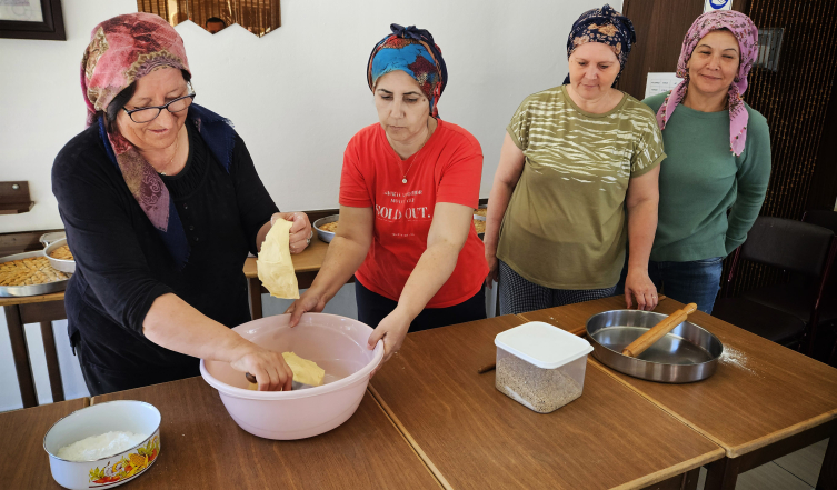 Çanakkale'nin üretici kadınları bayramlık ev baklavası mesaisi yapıyor