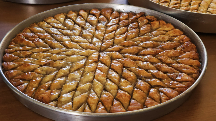 Çanakkale'nin üretici kadınları bayramlık ev baklavası mesaisi yapıyor