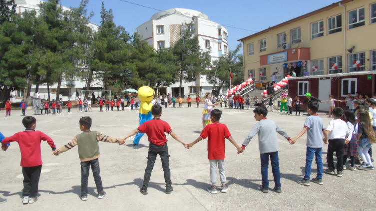 Gaziantep'teki depremzede çocuklar 23 Nisan kutlamasında eğlendi