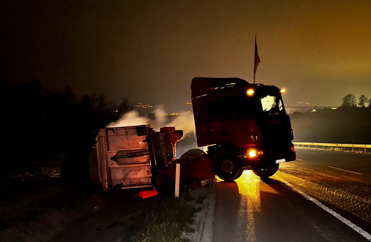 Samsun'da yonca yüklü tır şarampole devrildi