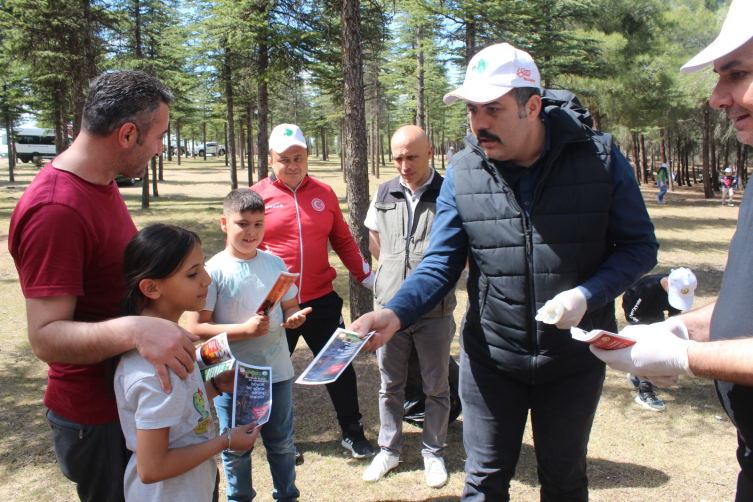 Vezirköprü'de ormanlık alanda çevre temizliği