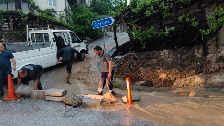 Çorum'un bazı ilçelerinde şiddetli yağış etkili oldu