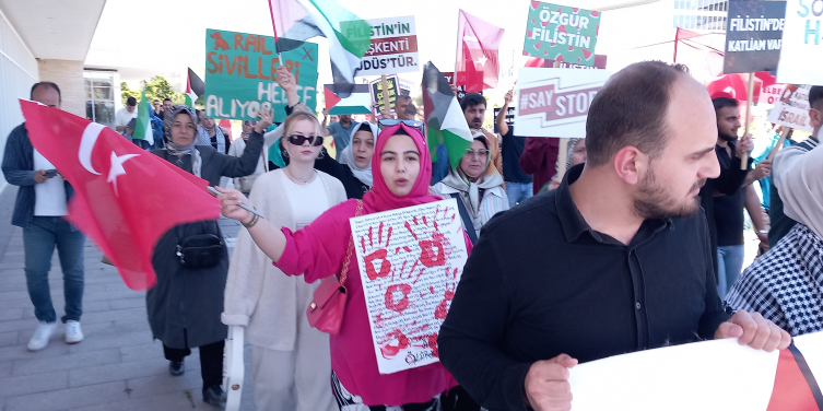 Bandırma Onyedi Eylül Üniversitesi'nde öğrenciler Gazze saldırılarını protesto etti