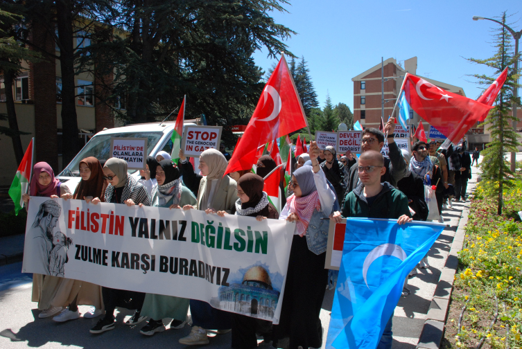 Eskşehir'de Anadolu Üniversitesi öğrencileri Filistin için yürüdü