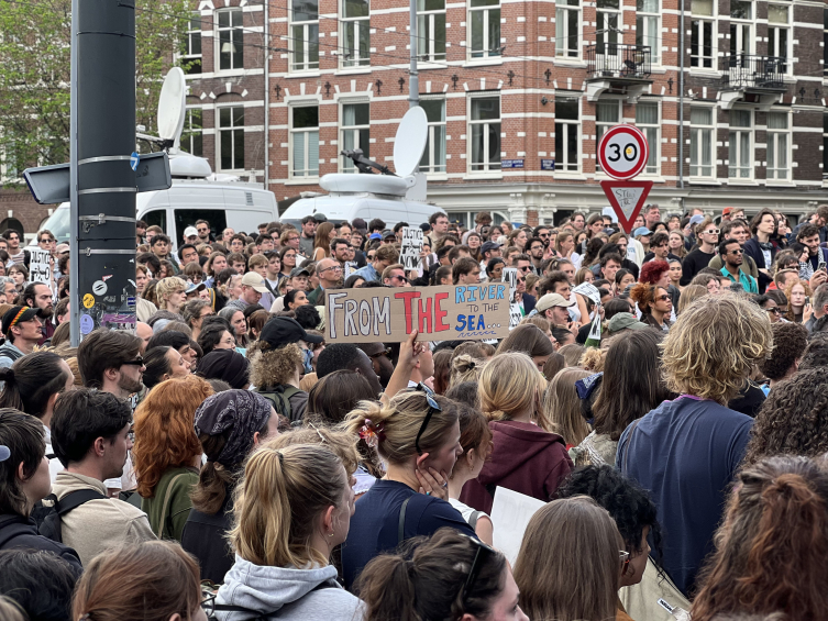 Amsterdam Üniversitesi'nde Filistin'e destek gösterileri sürüyor