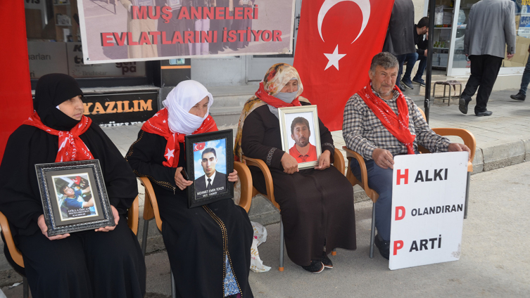 Muşlu aileler DEM Parti önündeki eylemlerini sürdürüyor