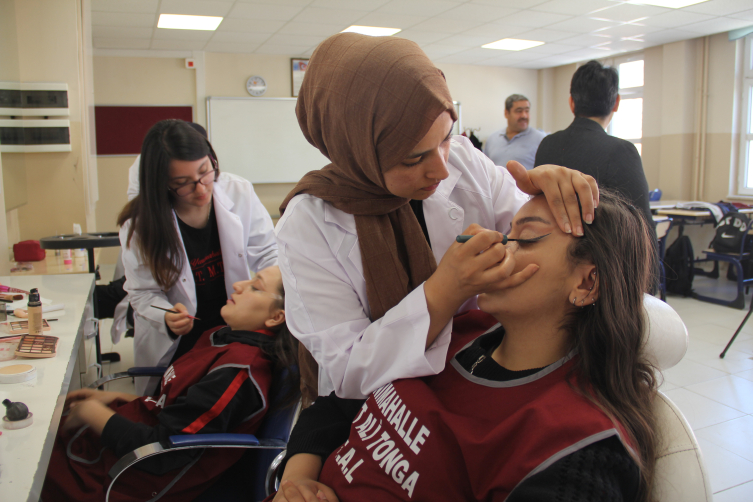 Kırıkkale'de lise öğrencileri mesleklerine ilk adımı okullarında atıyor