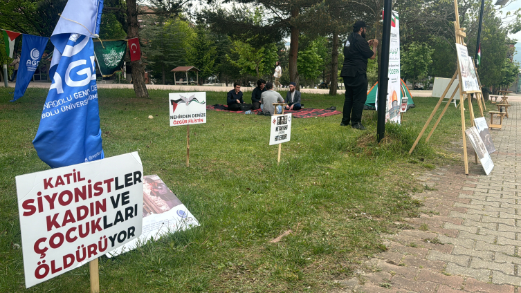 Bolu'da üniversite öğrencileri Filistin'e destek için oturma eyleminde