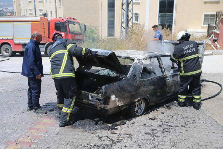 Hatay'da seyir halindeki otomobilde çıkan yangın söndürüldü