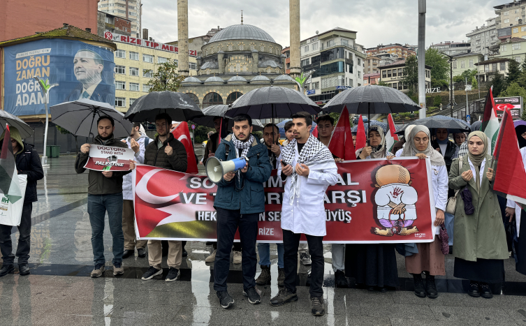 Rize'de sağlık çalışanları "sessiz yürüyüş" ile İsrail'i protesto etti