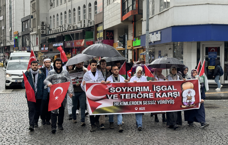 Rize'de sağlık çalışanları "sessiz yürüyüş" ile İsrail'i protesto etti