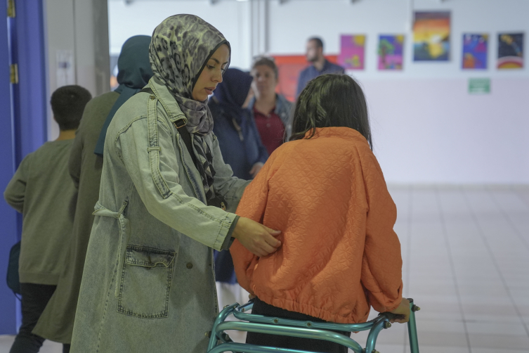 Beyin felci teşhisi konulan "özel" öğrencilerin fedakar anneleri