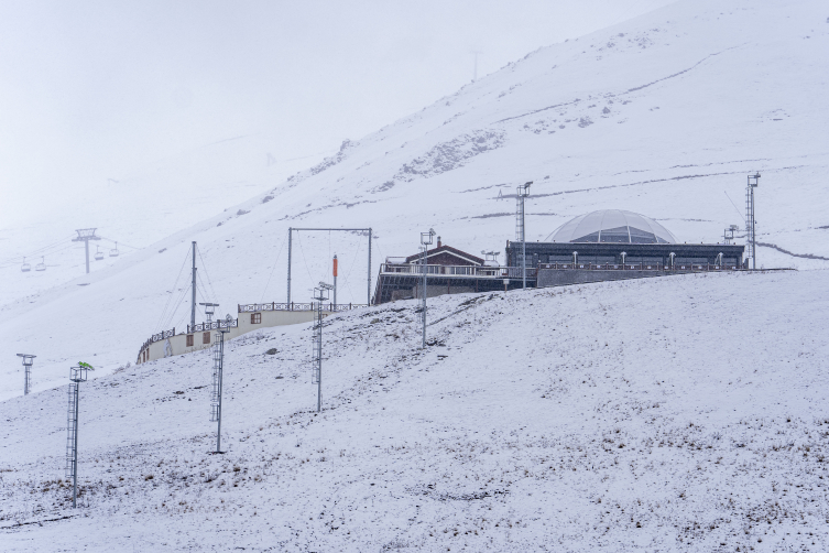 Erzurum'un yüksek kesimlerinde kar ve sis etkili oldu