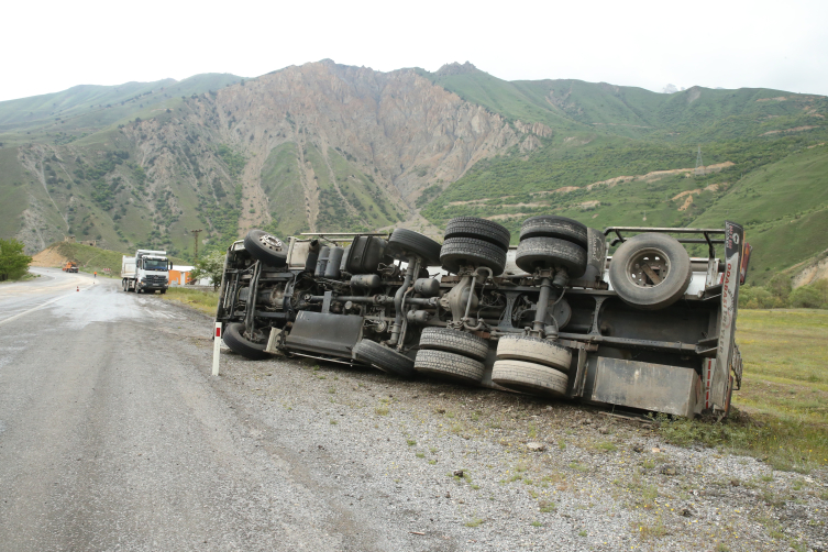 Hakkari'de yamaca çarpan minibüsteki 9 kişi yaralandı