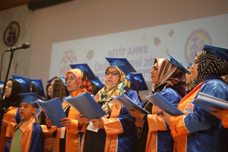 Çorum'da 4. dönem "Anne Üniversitesi"nden 65 kadın mezun oldu