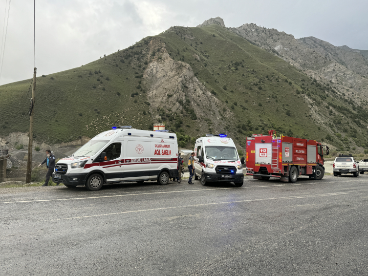 Hakkari'de köprüden dereye düşen küreme aracındaki 2 kişi yaralandı