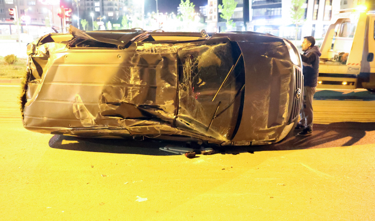 Sivas'ta kontrolden çıkan araç 70 metre sürüklendi: 6 yaralı