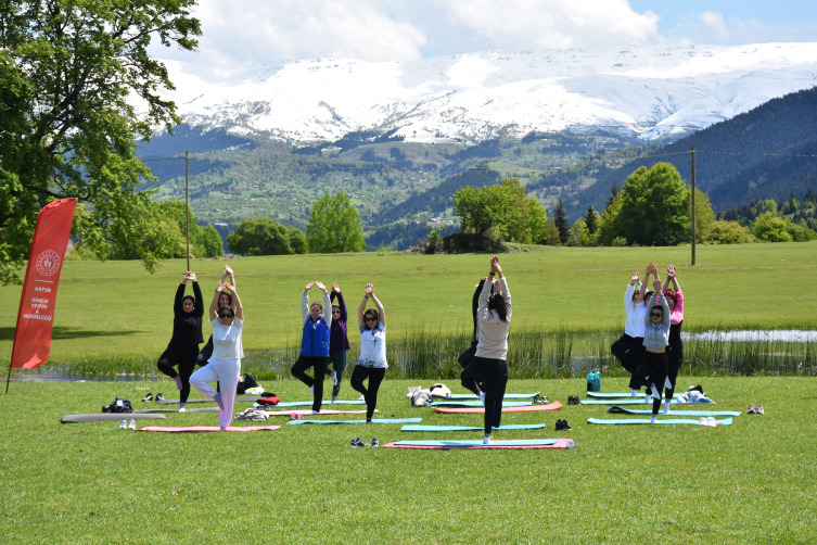 Artvin'de 1400 rakımda yoga yapıldı