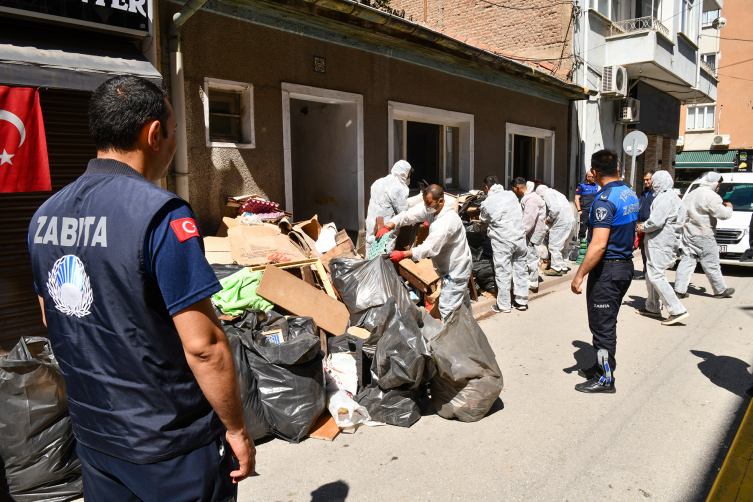 Eskişehir'de bir evden 5 ton çöp çıktı