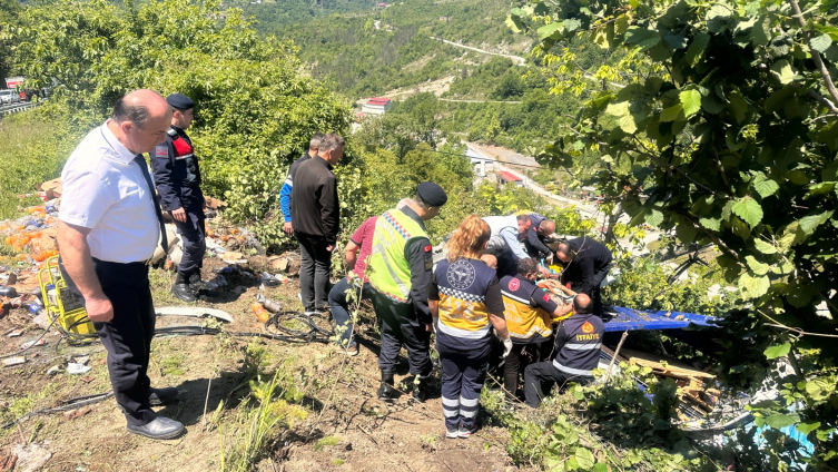 Kastamonu'da meşrubat yüklü kamyonetin devrilmesi sonucu 2 kişi yaralandı